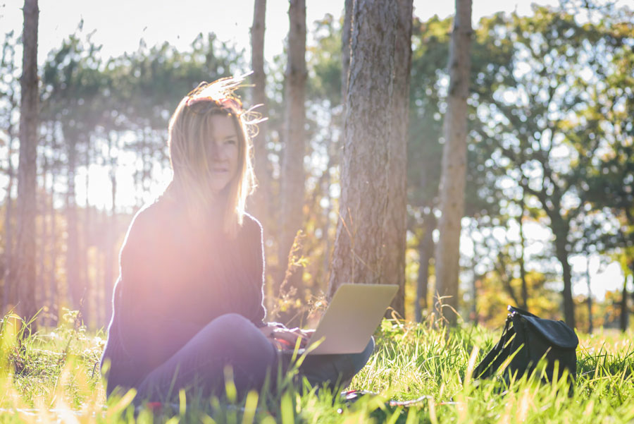 woman-sitting-outside-in-field-with-laptop-on-a-sunny-afternoon_t20_a7eAvP woman-sitting-outside-in-field-with-laptop-on-a-sunny-afternoon_t20_a7eAvP